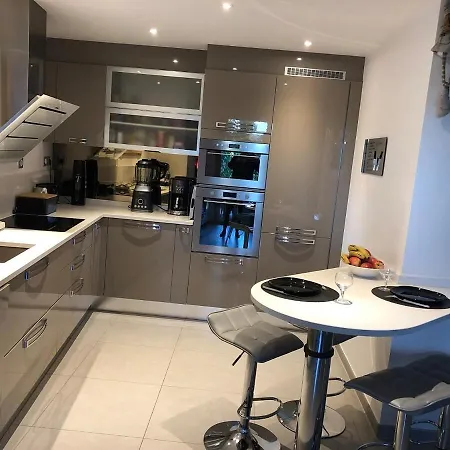 78 M2 1 Terrasse Et Garage Apartment